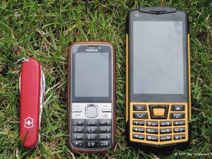 obrázek telefonu Uniwa N2 vedle Nokia C5